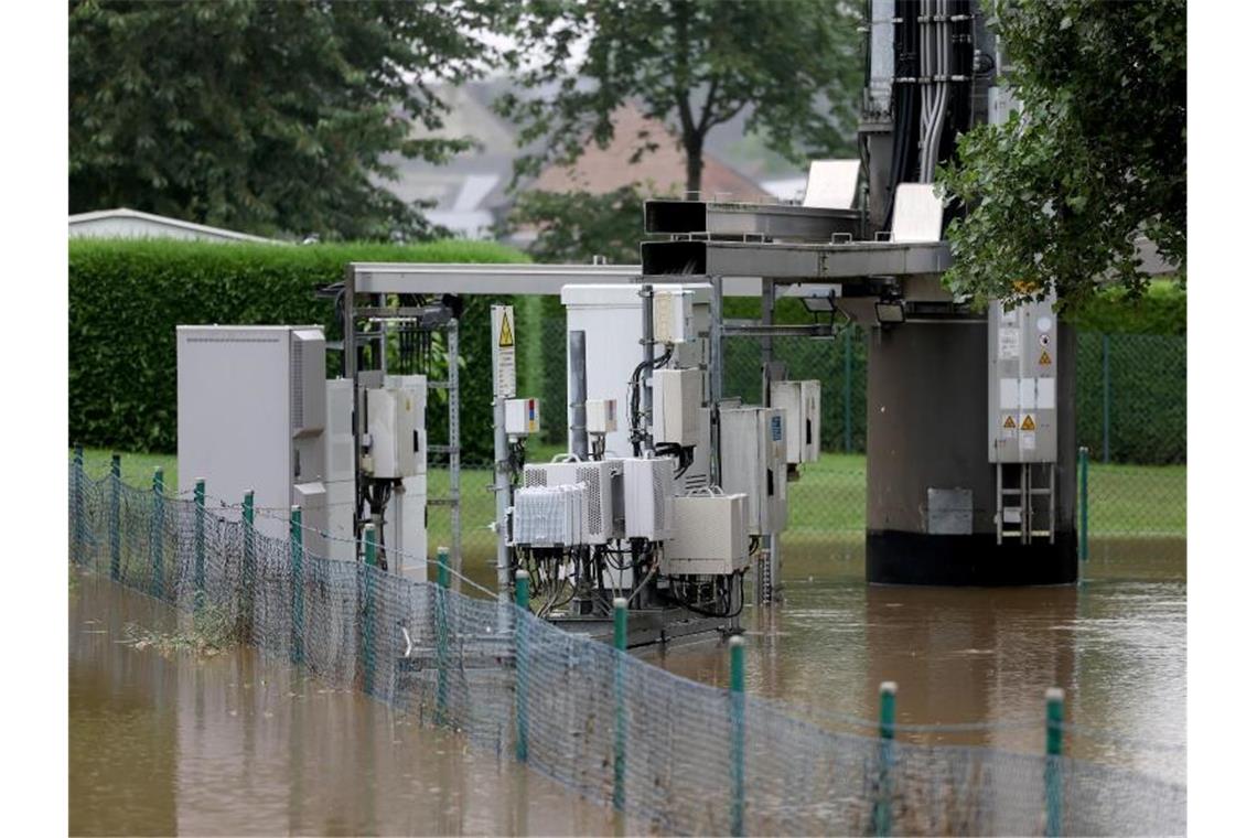 Ein überfluteter Mobilfunkmast in NRW. Foto: Oliver Berg/dpa