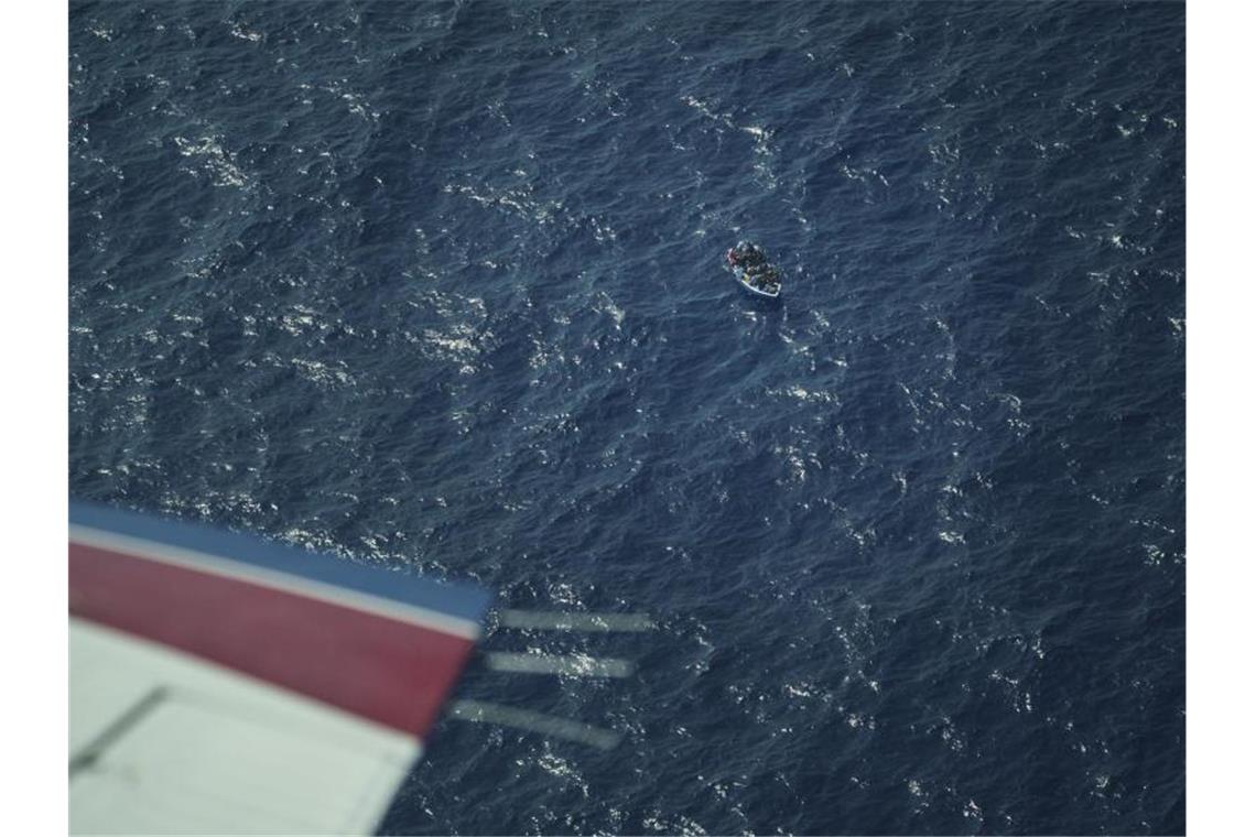 Zehn Tote in überfülltem Migrantenboot vor Libyen Ein überfülltes Boot, was vermutlich Migranten transportiert, aufgenommen aus einem Flugzeug Anfang Oktober. Foto: Renata Brito/AP/dpa