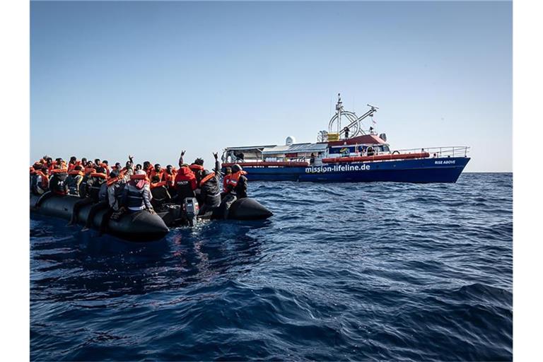 Ein überfülltes Schlauchboot erreicht das Schiff der Hilfsorganisation Mission Lifeline. Foto: Hermine Poschmann/Mission Lifeline/dpa