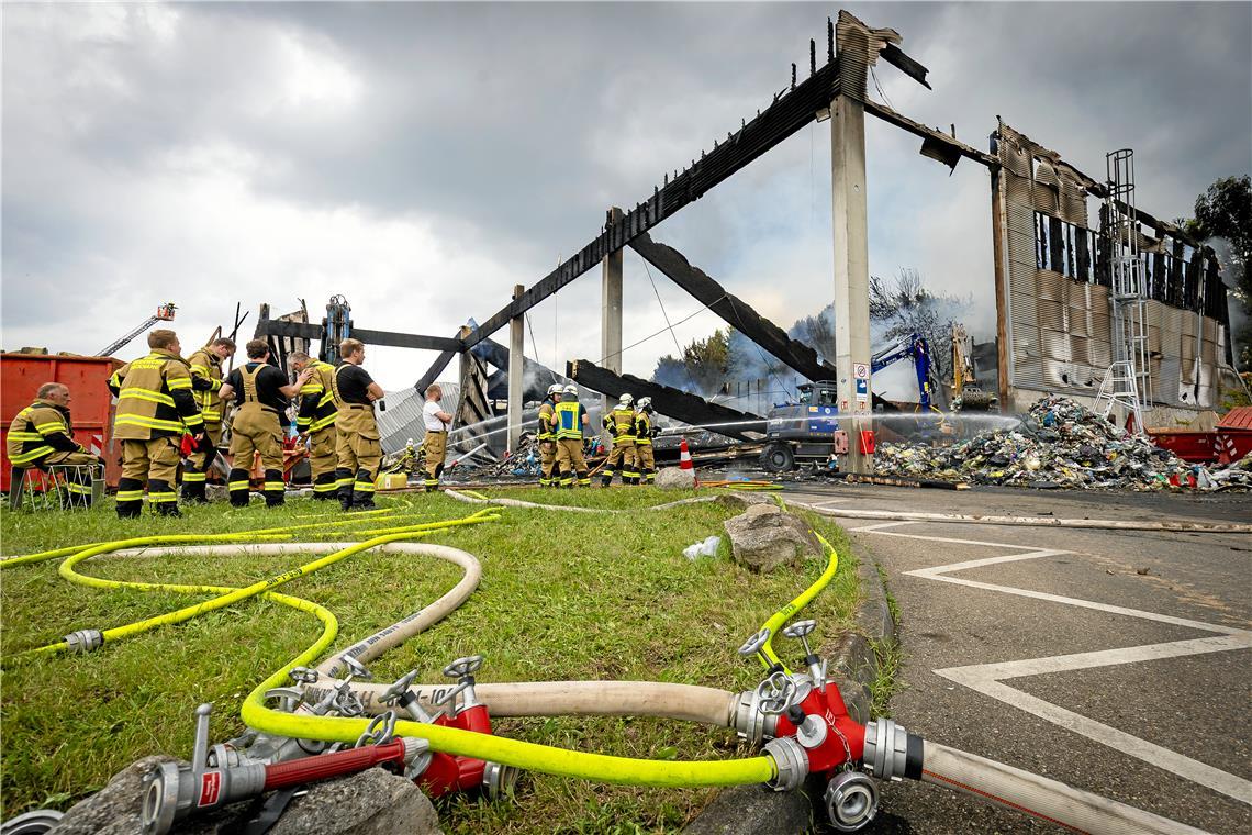 Ein Übergreifen auf angrenzende Gebäude konnte durch das Eingreifen der Feuerweh...