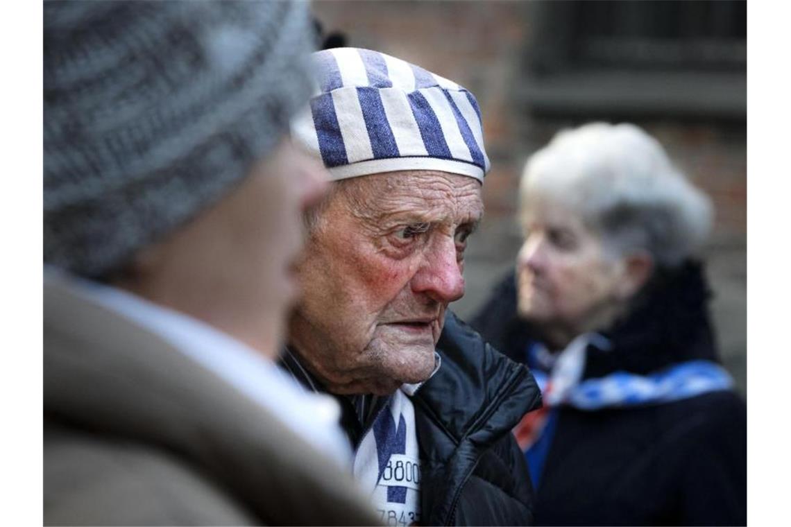 Ein Überlebender nimmt an der Gedenkfeier in Oswiecim teil. Foto: Czarek Sokolowski/AP/dpa