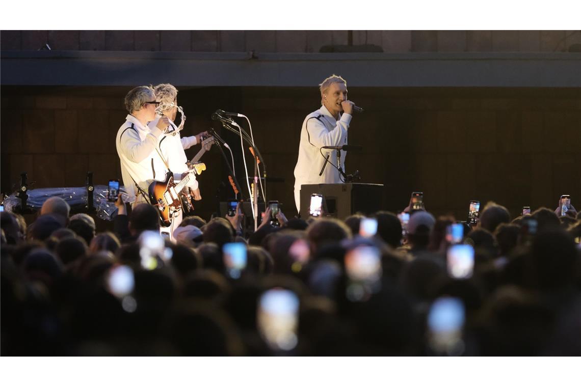 Überraschungskonzert hat ein Nachspiel Ein Überraschungsgig hat Folgen für die Band Kraftklub.