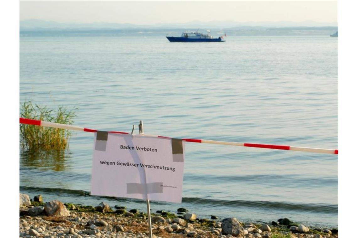 Nach Fäkalienfluss in Bodensee 171 Erkrankte gemeldet Ein Uferabschnitt am Bodensee ist mit einem Hinweisschild und einem Absperrband für Badegäste gesperrt. Foto: Marcus Fey/Archivbild
