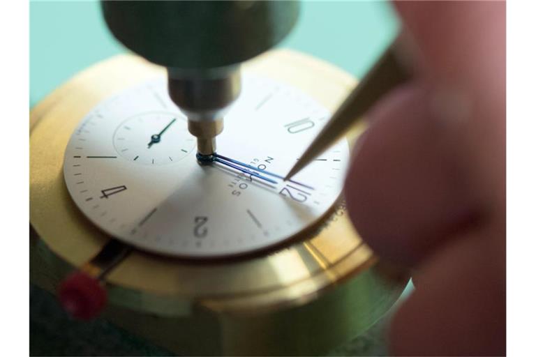 Ein Uhrmacher justiert in einer Uhrenmanufaktur die Zeiger einer Uhr. Die Herkunftsangabe „Glashütte“ soll in Zukunft besser geschützt werden. Foto: Sebastian Kahnert/ZB/dpa