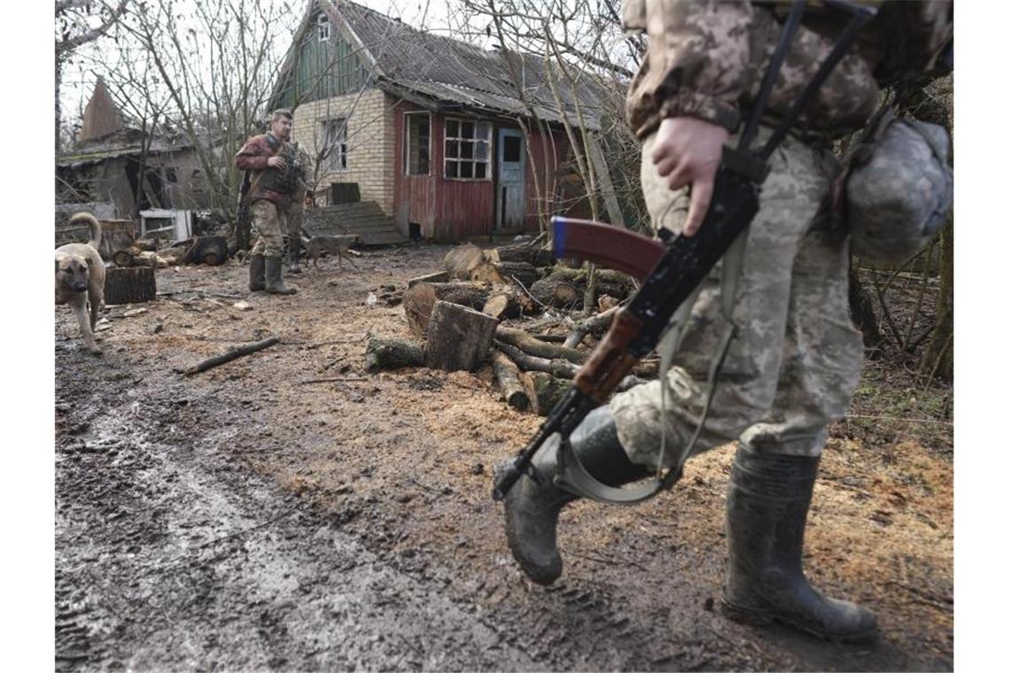 Ein ukrainischer Soldat an der Trennlinie zwischen dem von der Ukraine und dem von pro-russischen Separatisten gehaltenen Gebiet in der Nähe von Svitlodarsk in der Ostukraine. Foto: Evgeniy Maloletka/AP/dpa