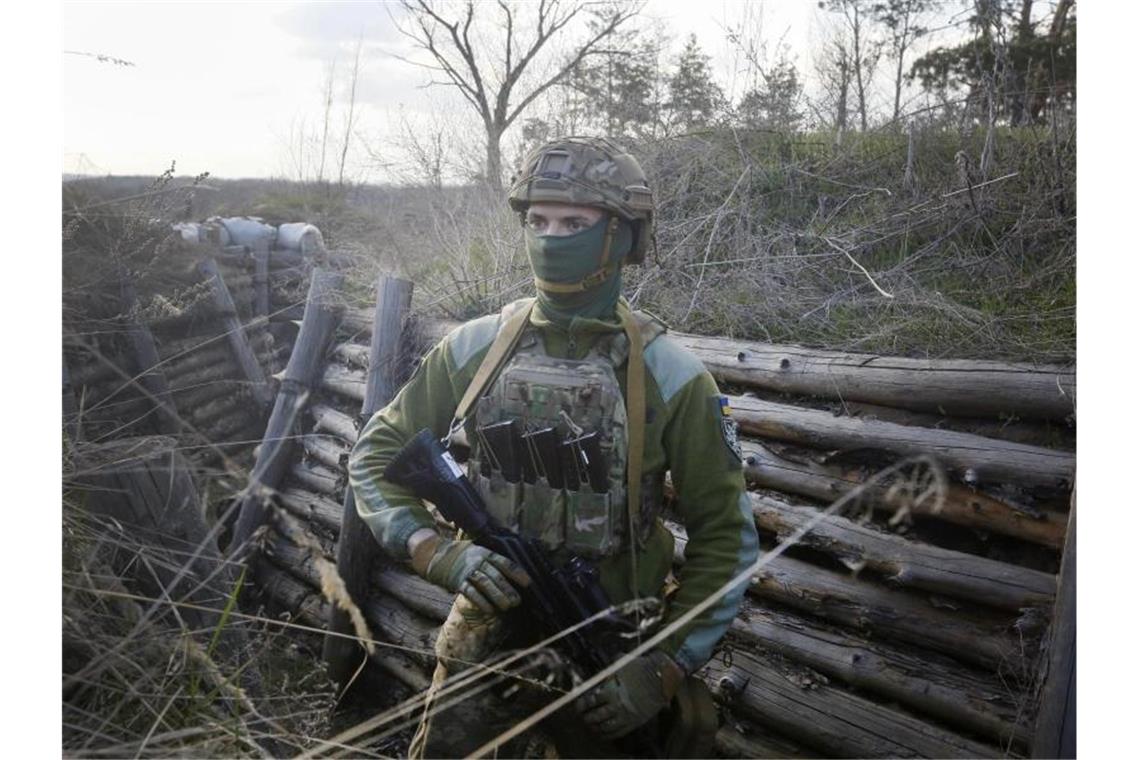 Ein ukrainischer Soldat befindet sich in einer Kampfstellungen an der Grenze zum pro-russischen Separatistengebiet. Foto: Efrem Lukatsky/AP/dpa