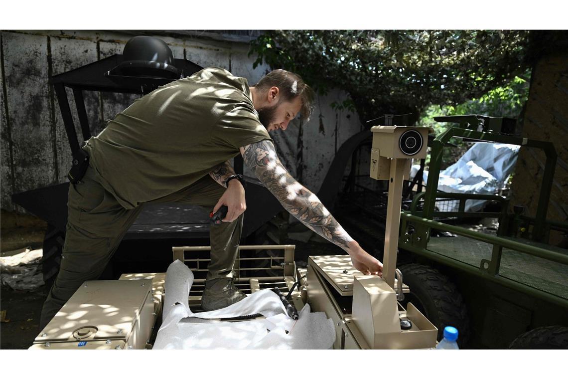 Ein ukrainischer Soldat der 93. Mechanisierten Brigade überprüft im Norden der Stadt Pokrovsk eine Bodendrohne vor ihrem Einsatz. Dieser Roboter kann Munition und Lebensmittel in die Schützengräben sowie Verwundete abtransportieren.