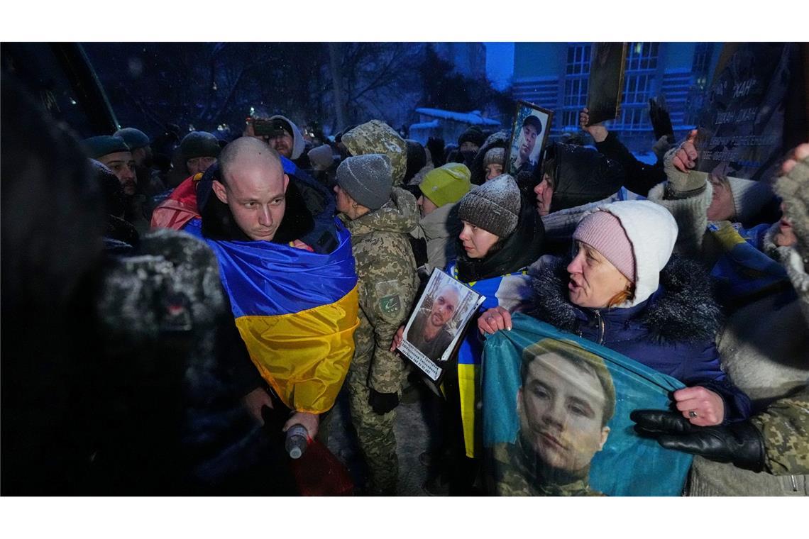 Ein ukrainischer Soldat geht vor einer Menschenmenge entlang, nachdem er nach einem Kriegsgefangenenaustausch zwischen Russland und der Ukraine aus der Gefangenschaft zurückgekehrt ist.