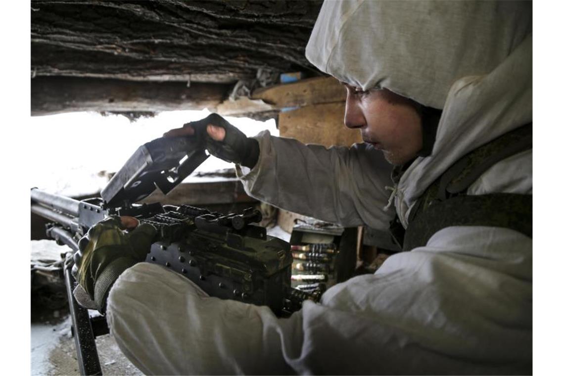 Mehrheit der Deutschen gegen Waffenlieferungen an Ukraine Ein ukrainischer Soldat in den umkämpften Gebieten im Osten des Landes überprüft ein Maschinengewehr. Foto: Alexei Alexandrov/AP/dpa