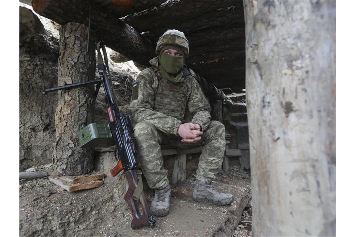 US-Geheimdienste erwarten massiven russischen Militäreinsatz Ein ukrainischer Soldat in einem Graben an der Trennlinie zu prorussischen Rebellen. Foto: Andriy Dubchak/ap/dpa