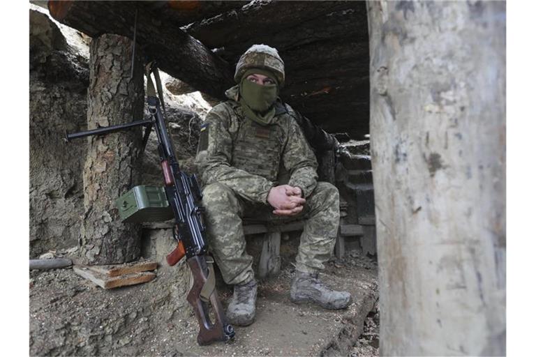 Ein ukrainischer Soldat in einem Graben an der Trennlinie zu prorussischen Rebellen. Foto: Andriy Dubchak/ap/dpa