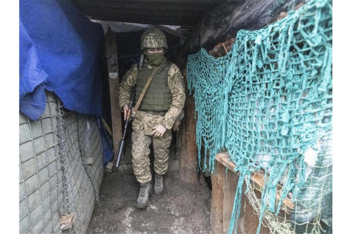 Ukraine bittet Deutschland um Hilfe Ein ukrainischer Soldat in einem Schützengraben: Das Land braucht unter anderem „dringend 100.000 Helme und Schutzwesten“ für die Freiwilligen. Foto: Andriy Dubchak/AP/dpa