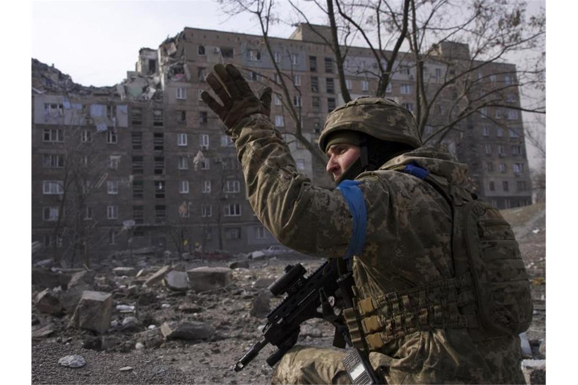 Ukraine wirft Russland Brutalität vor Ein ukrainischer Soldat inmitten von Trümmern. Mariupol ist seit etwas mehr als zwei Wochen von russischen Truppen eingeschlossen. Foto: Mstyslav Chernov/AP/dpa