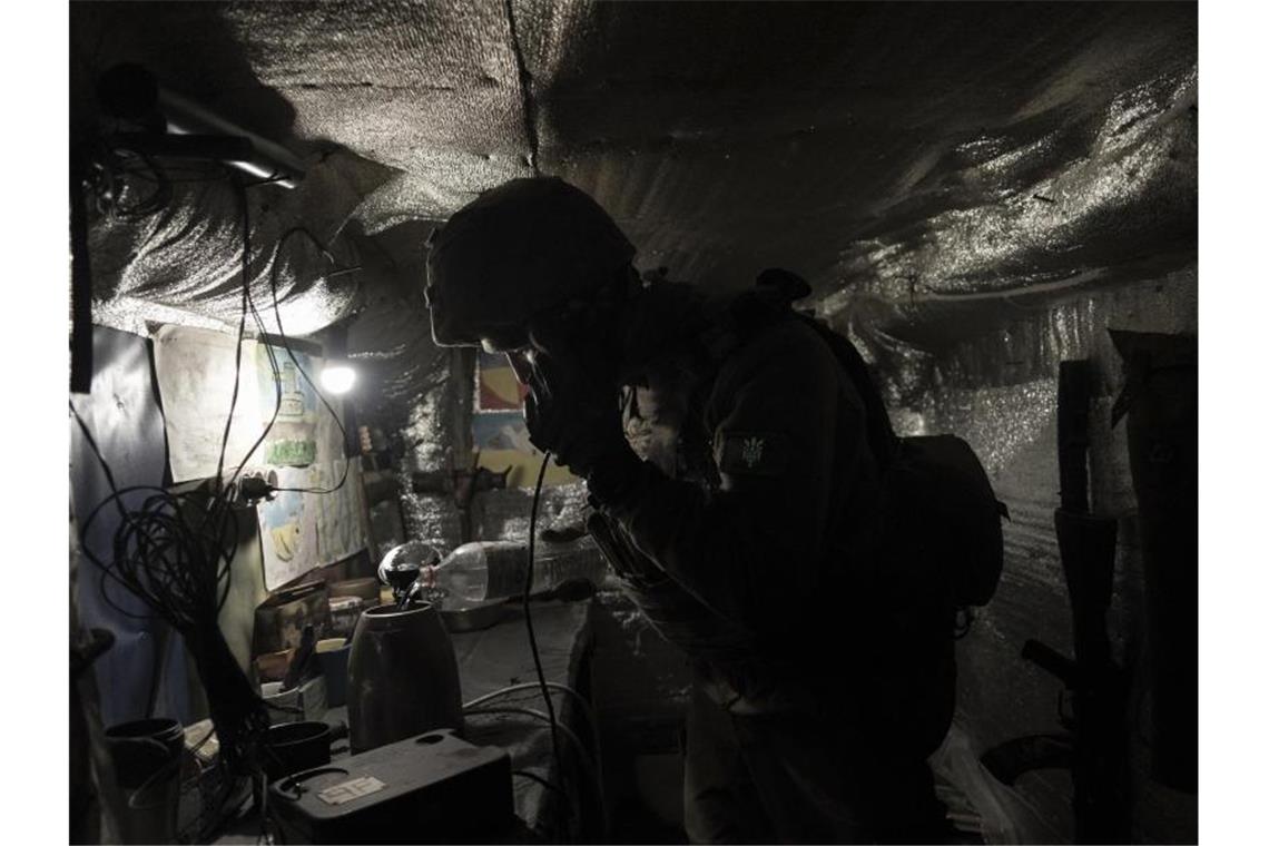 Ein ukrainischer Soldat während eines Gesprächs an der Front in der Nähe von Solote mit seinem Kommandanten. Foto: Mstyslav Chernov/AP/dpa