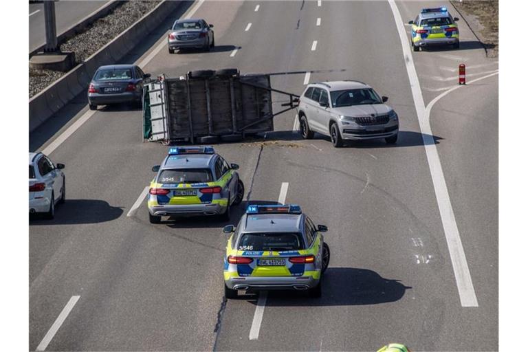 Ein umgekippter Anhänger liegt auf der Autobahn 81. Foto: Dettenmeyer/SDMG/dpa