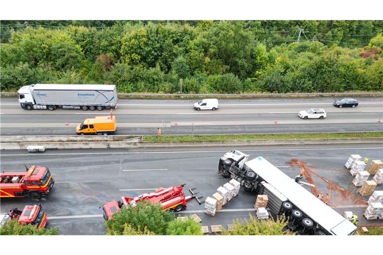 Ein umgekippter Lastwagen sorgt für massive Verkehrsprobleme auf der Autobahn 3 bei Bad Honnef in Nordrhein-Westfalen.