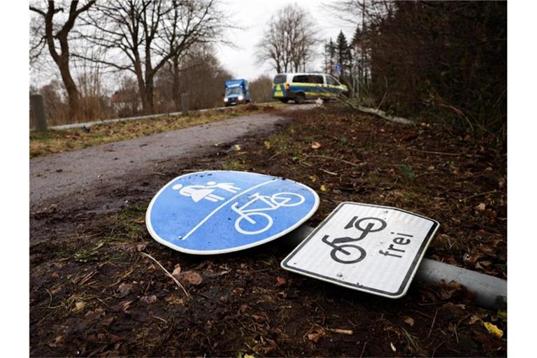 Ein umgeknicktes Verkehrsschild liegt auf dem Boden an der Unfallstelle in Neumünster. Foto: Christian Charisius/dpa