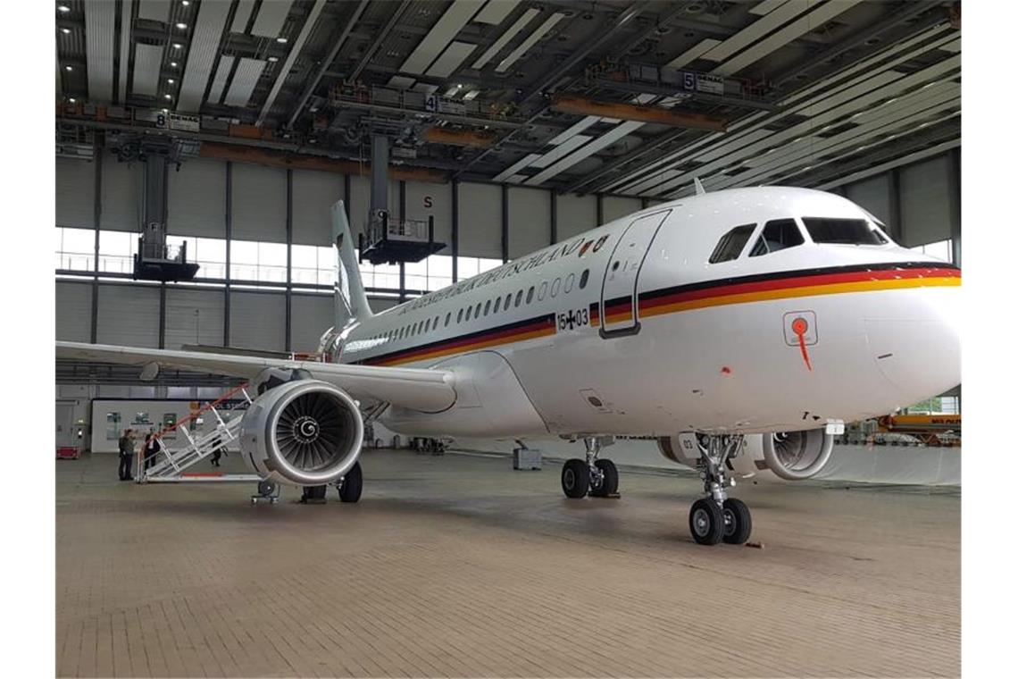 Ein umgerüsteter Airbus A319 steht in einem Hangar. Das Flugzeug soll künftig als Aufklärungsflugzeug der Bundeswehr unterwegs sein. Foto: Bundesluftwaffe/dpa