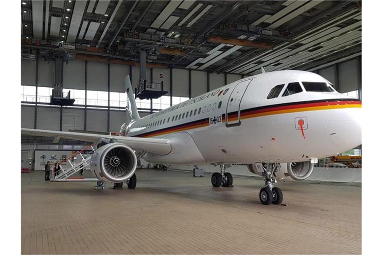 Ein umgerüsteter Airbus A319 steht in einem Hangar. Das Flugzeug soll künftig als Aufklärungsflugzeug der Bundeswehr unterwegs sein. Foto: Bundesluftwaffe/dpa