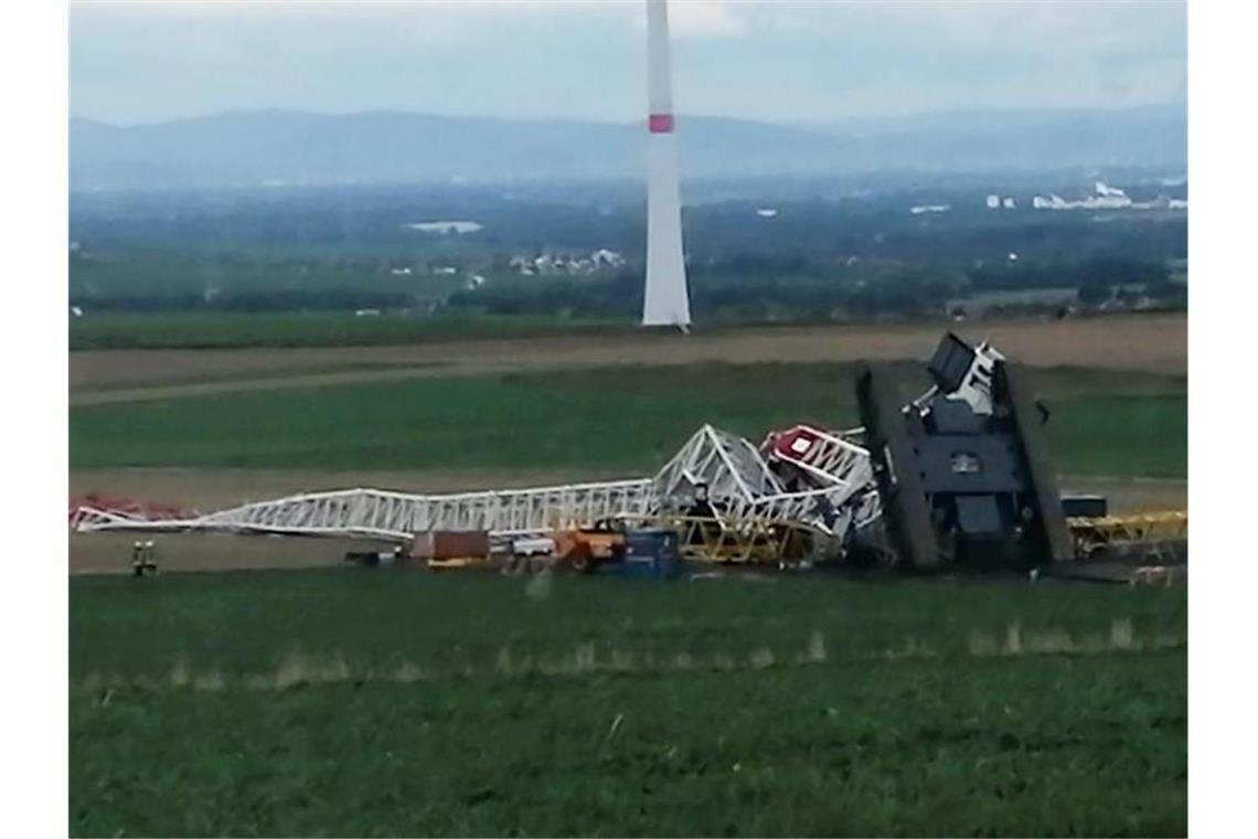 Ein umgestürzter 1200-Tonnen-Kran liegt in einem Windpark inm hessischen Flörsheim. Foto: Polizeipräsidium Mainz