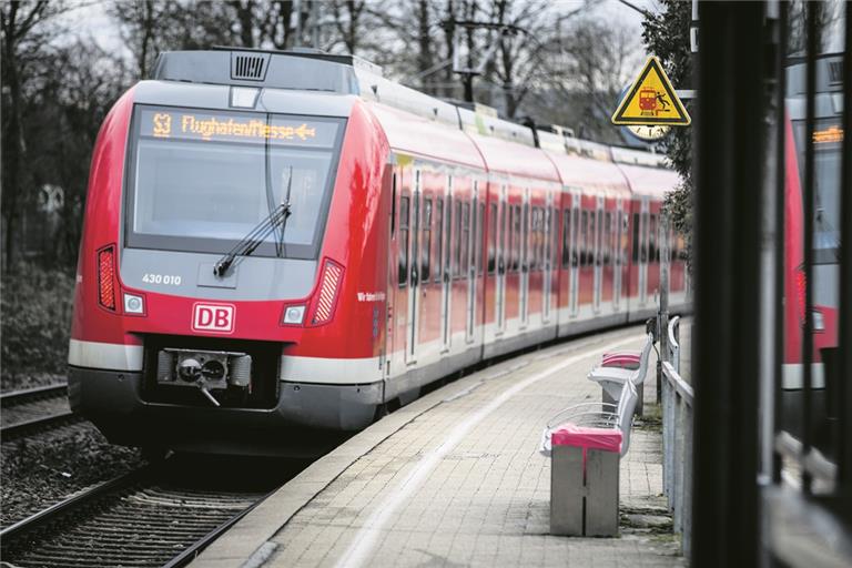 Ein umgestürzter Baum und Rauchentwicklung am Stuttgarter Bahnhof sorgen für Störungen bei der S-Bahn. Symbolbild: A. Becher