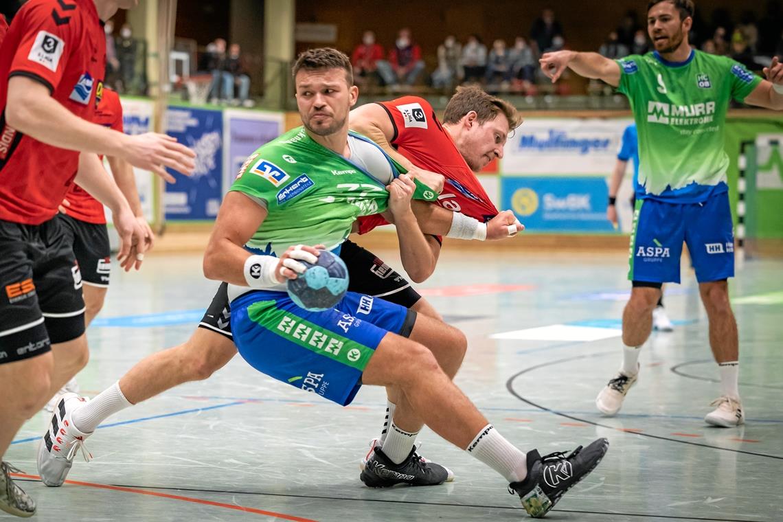 Fürs Erste nur in der Rolle des Verfolgers Ein umkämpftes Duell, in dem am Ende die HCOB-Handballer um Tim Düren von Fürstenfeldbruck niedergerungen wurden. Foto: A. Becher