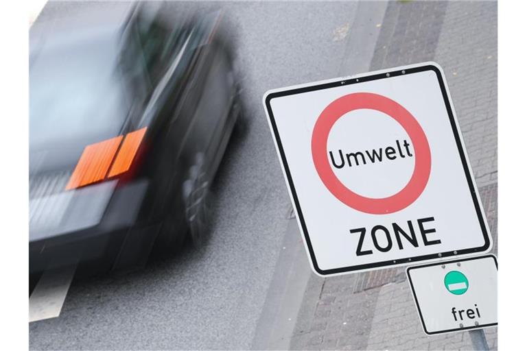Ein „Umwelt-Zone“ Verkehrsschild. Foto: Arne Dedert/Archiv