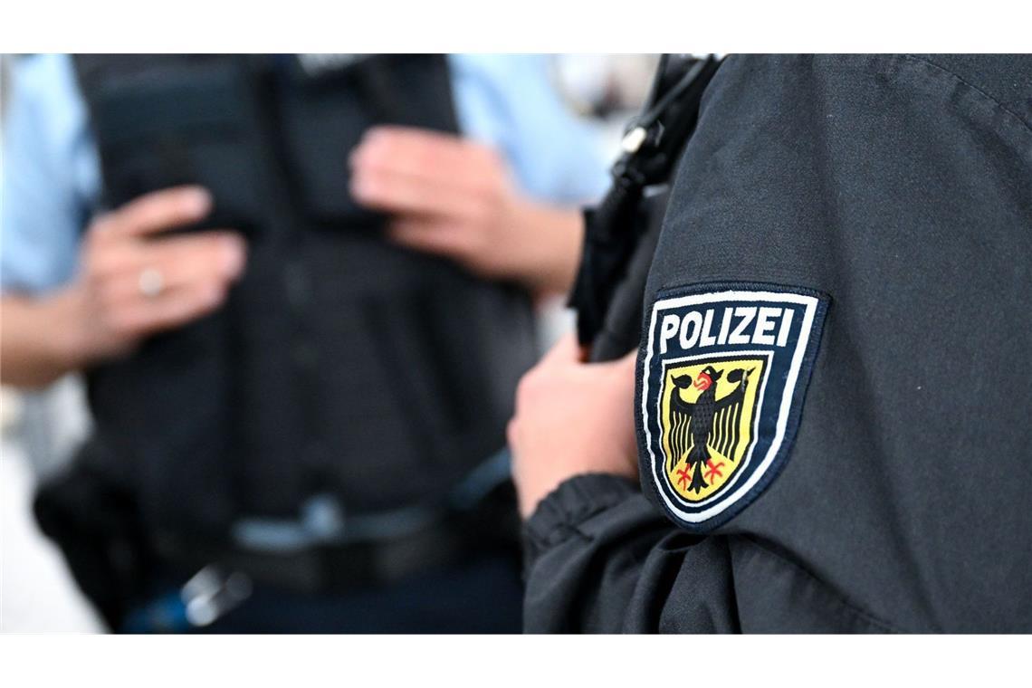 Ein Unbekannter soll Reisende in einem Regionalzug mit einer Pistole bedroht haben. Die Bundespolizei in Stuttgart ermittelt (Symbolfoto).