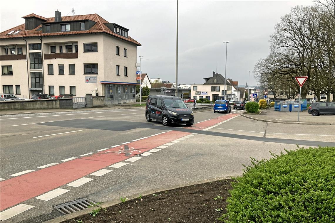 Wie werden Backnangs Straßen sicherer? Ein Unfallschwerpunkt in Backnang: Beim Abbiegen von der Weissacher Straße in die Eichendorffstraße haben in den vergangenen Jahren mehrfach Autofahrer entgegenkommende Radfahrer übersehen. Ein neues Warnschild soll künftig auf die Gefahr hinweisen. Foto: K. Fritz