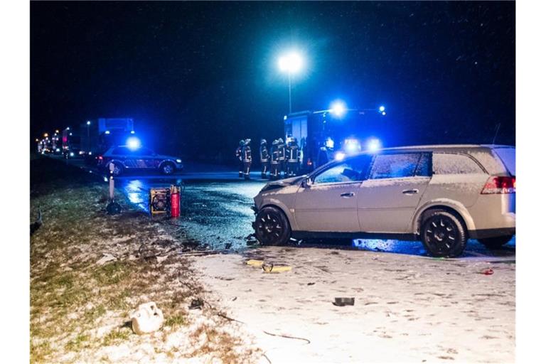 Ein Unfallwagen auf der Bundesstraße B463 bei Albstadt in Baden-Württemberg. Foto: Jannik Nölke/dpa