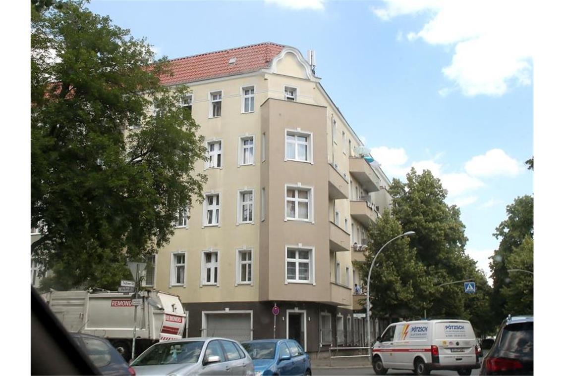 Ein unter Quarantäne gestelltes Wohnhaus in Berlin-Neukölln. Nach einem größeren Corona-Ausbruch stehen über 350 Berliner Haushalte unter Quarantäne. Foto: Wolfgang Kumm/dpa