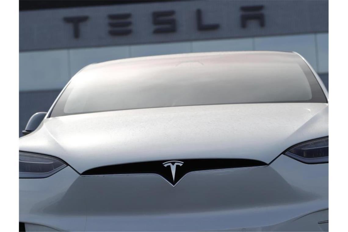 Tesla ruft auch in Deutschland Fahrzeuge zurück Ein unverkauftes 2018 Modell X 100d bei einem Tesla-Händler. Foto: David Zalubowski/AP/dpa