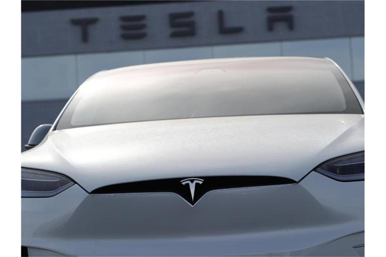 Ein unverkauftes 2018 Modell X 100d bei einem Tesla-Händler. Foto: David Zalubowski/AP/dpa