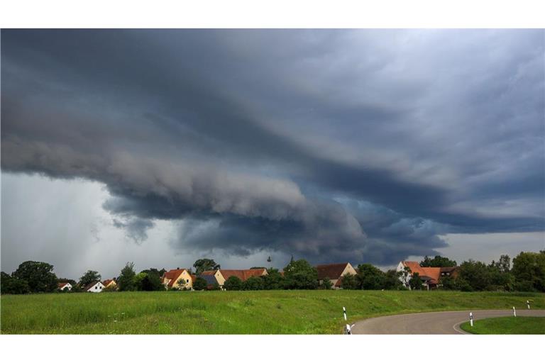 Ein Unwetter im Augst 2024 in der Nähe von Wolfratshausen in Oberbayern. (Archiv)