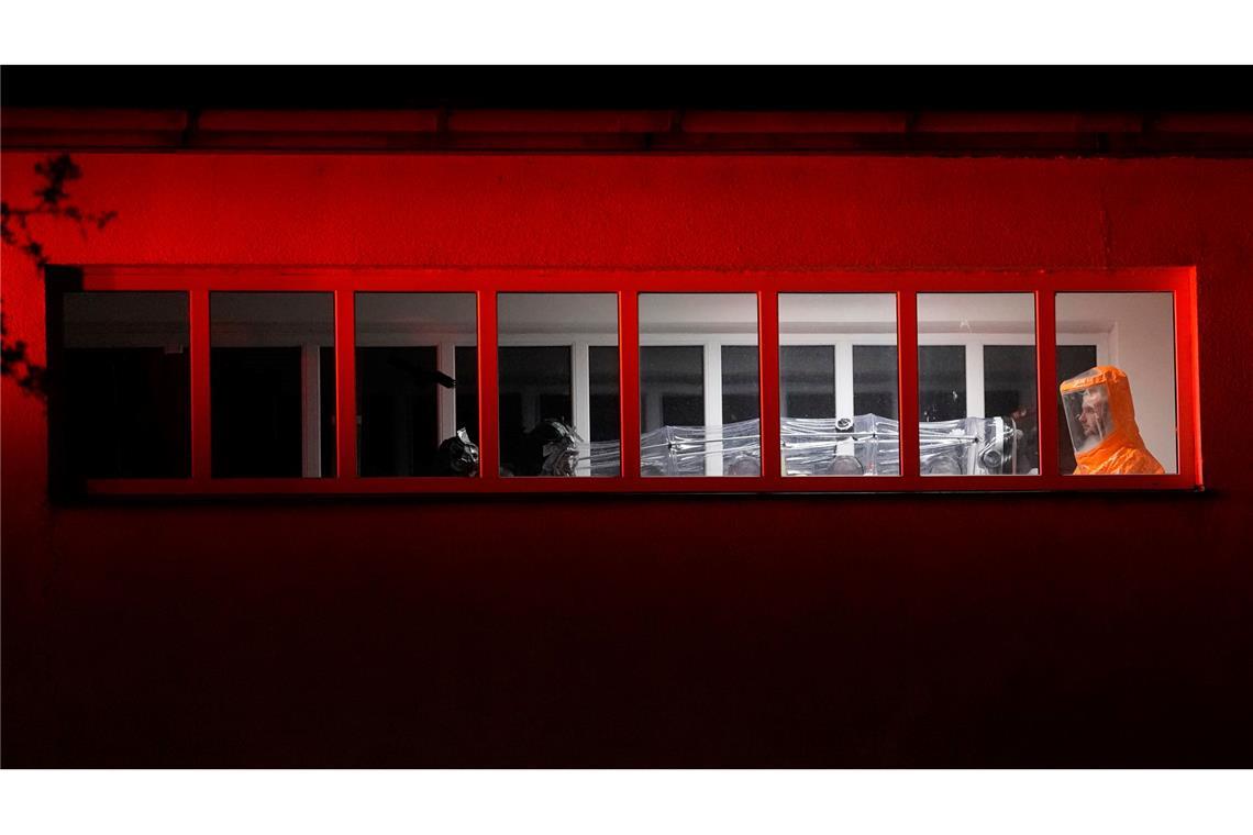 Ein US-amerikanischer Arzt, der Kontakt zu Ebola-Infizierten in Uganda hatte, kommt in einem Krankenhaus in Prag an.