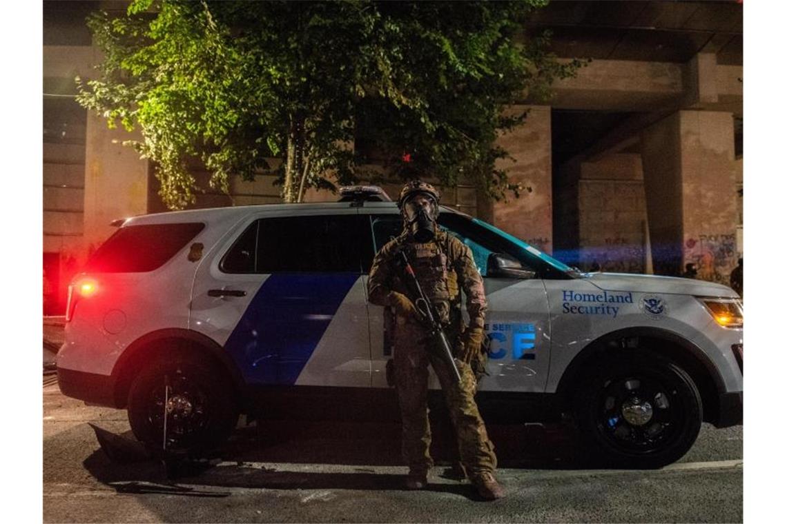 Ein US-Bundespolizist beim Einsatz während anhaltender Demonstrationen in Portland. Foto: Imagespace/ZUMA Wire/dpa