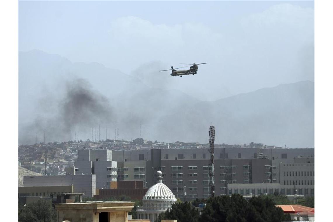 Ein US-Hubschrauber über Kabul. Foto: Rahmat Gul/AP/dpa
