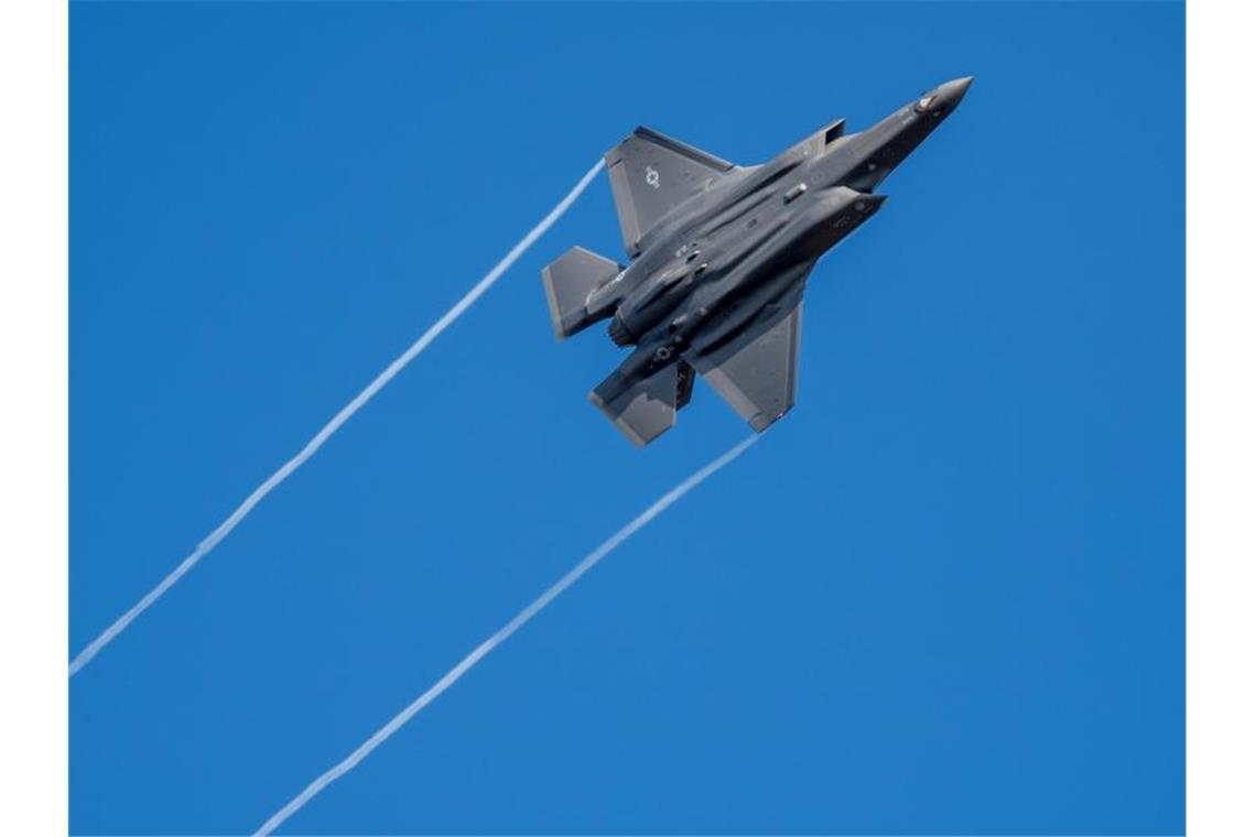 Ein US-Kampfflugzeug vom Typ F-35 fliegt über der Eifel bei Spangdahlem. Foto: Harald Tittel/dpa