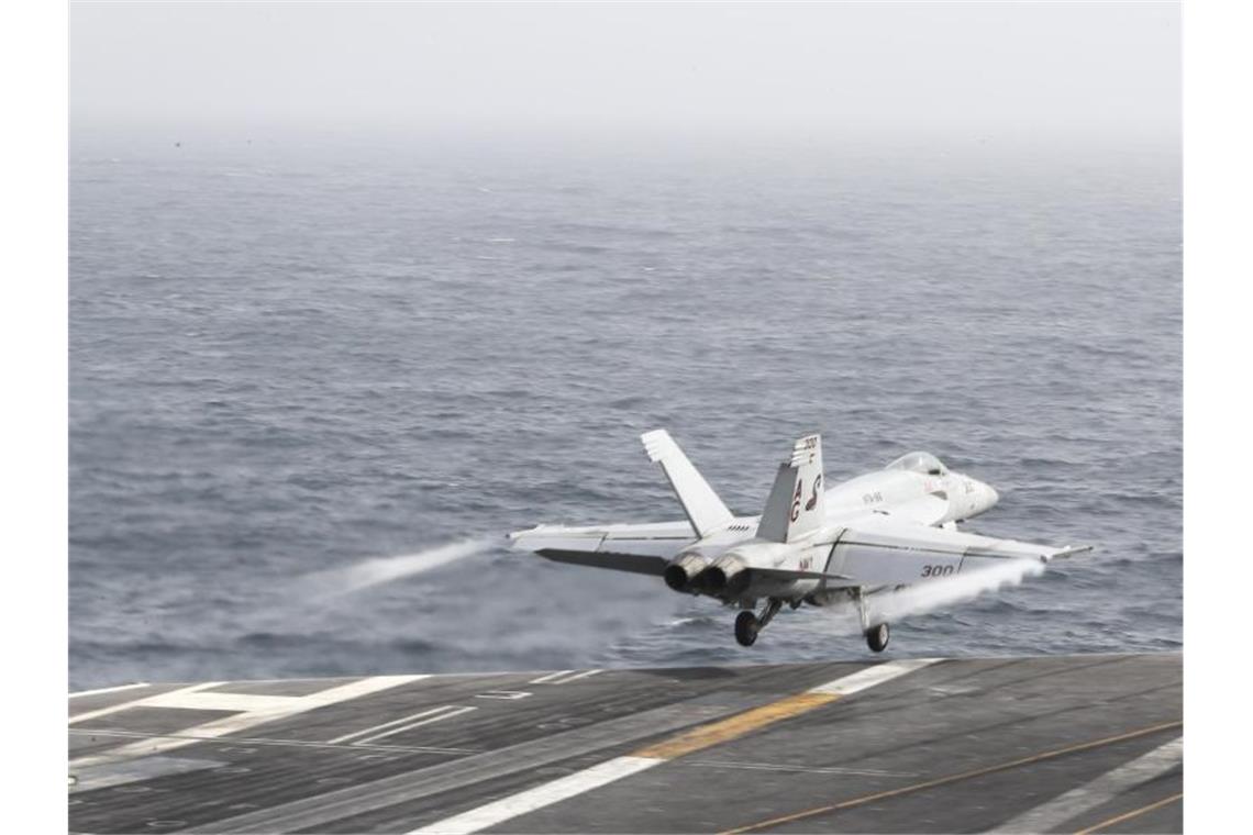 Ein US-Kampflugzeug beim Start vom Deck des Flugzeugträgers Abraham Lincoln. Foto: MCSN Dan Snow/Navy Office of Information/CENTCOM