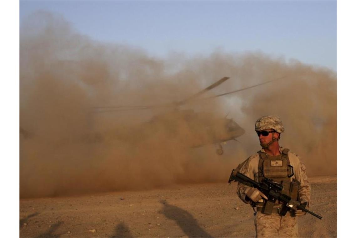 Ein US-Marinesoldat nimmt am Militärstützpunkt Shorab in der Provinz Helmand an einem Manöver mit der afghanischen Armee teil. Foto: Massoud Hossaini/AP