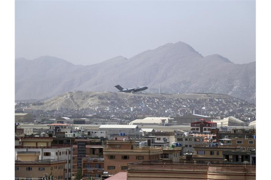 Ein US-Militärflugzeug startet am internationalen Flughafen Hamid Karzai in Kabul. Foto: Wali Sabawoon/AP/dpa