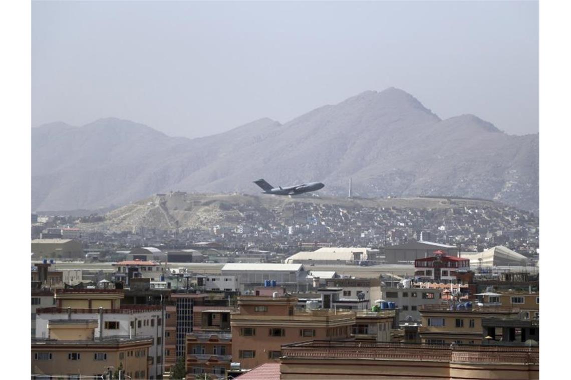 Ein US-Militärflugzeug verlässt Kabul am vergangenen Samstag. Laut Medienberichten sind am Montagmorgen mehrere Raketen in Richtung Flughafen abgefeuert worden. Foto: Wali Sabawoon/AP/dpa