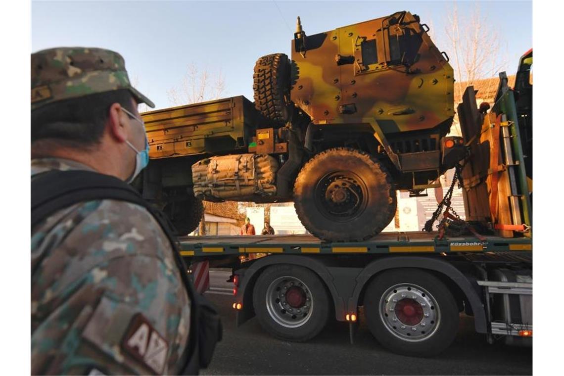 Nato-Truppenausbau - Weißes Haus plant Verbündeten-Schalte Ein US-Soldat beobachtet die Ankunft von US-Kampffahrzeugen auf dem Luftwaffenstützpunkt Mihail Kogalniceanu im Osten Rumäniens. Foto: Andreea Alexandru/AP/dpa
