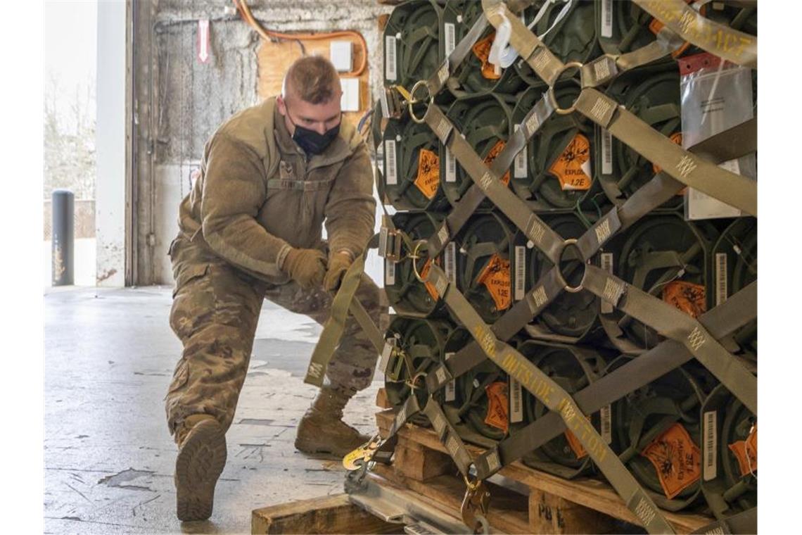 Biden warnt vor „größter Invasion“ seit Zweitem Weltkrieg Ein US-Soldate palettiert Munition, Waffen und andere Ausrüstung, die für die Ukraine bestimmt sind. Foto: Mauricio Campino/U.S. Air Force/AP/dpa
