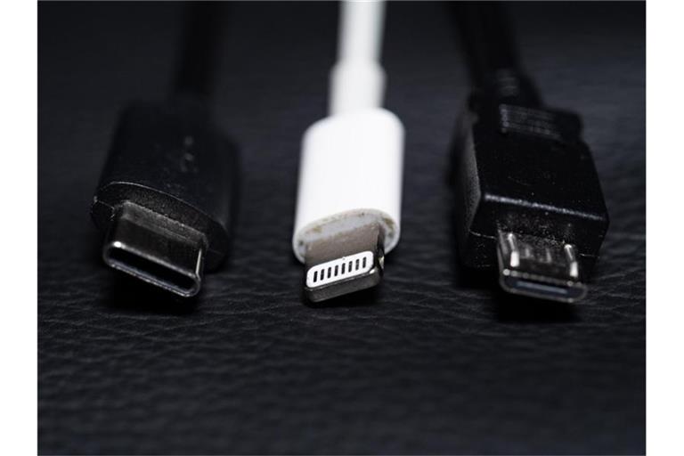 Ein USB-C (l-r), ein Apple Lightning und ein Micro-USB Kabel (l-r) liegen nebeneinander. Foto: Mohssen Assanimoghaddam/dpa