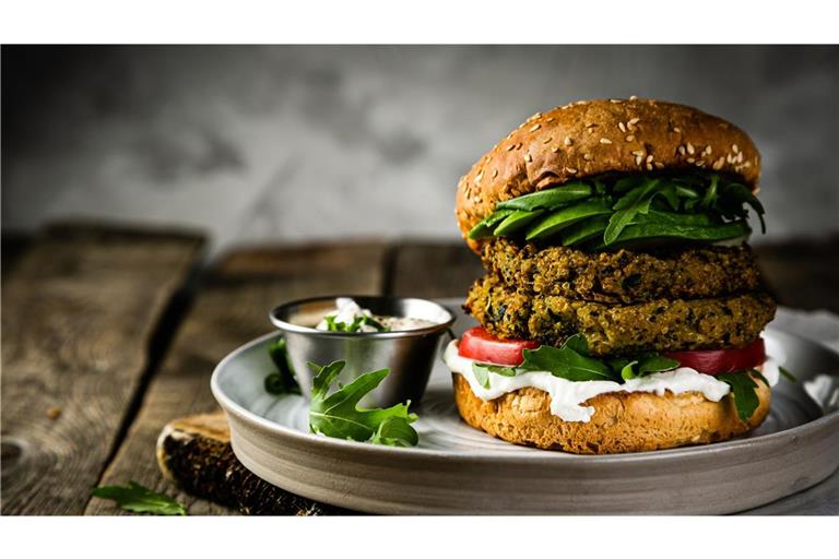 Ein veganer Zucchini-Burger. Die Burger-Bezeichnung für Fleischersatzprodukte bleiben in der Europäischen Union vorerst erlaubt (Symbolfoto).
