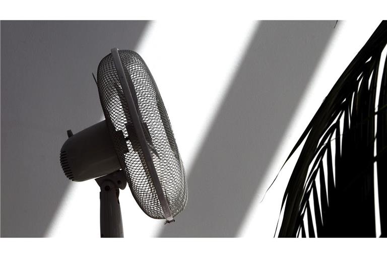 Ein Ventilator verschafft zumindest ein bisschen frische Luft bei Hitze.