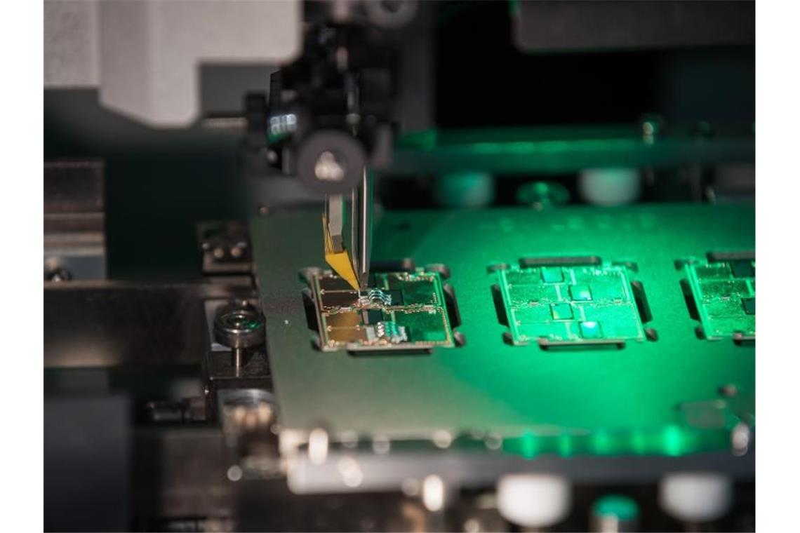 Halbleiter-Engpässe gehen bis ins Jahr 2022 Ein Verbindungsprozess (Aluminiumbonden) zwischen Elektronikträger und Halbleiter. Foto: Daniel Karmann/dpa