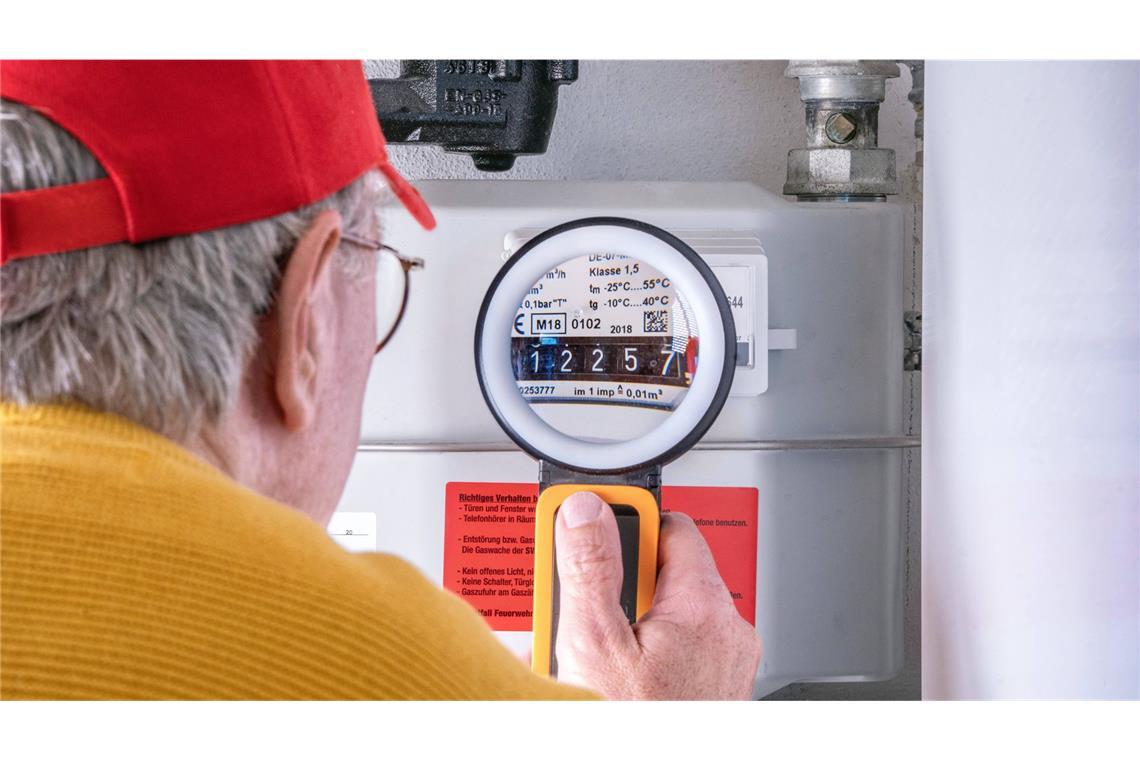 Ein Verbraucher liest seine Gasuhr im Heizungskeller ab: Der Iran-Krieg könnte schon bald direkte und deutliche Auswirkungen auf die Gaspreise haben.