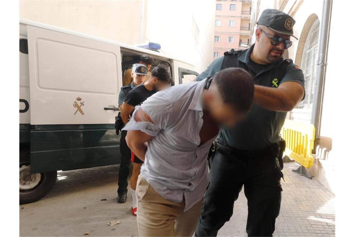 Vergewaltigungsfall auf Mallorca: Zwei Deutsche in U-Haft Ein Verdächtiger wird von der Guardia Civil ins Gericht in Palma de Mallorca geführt. Foto: Clara Margais